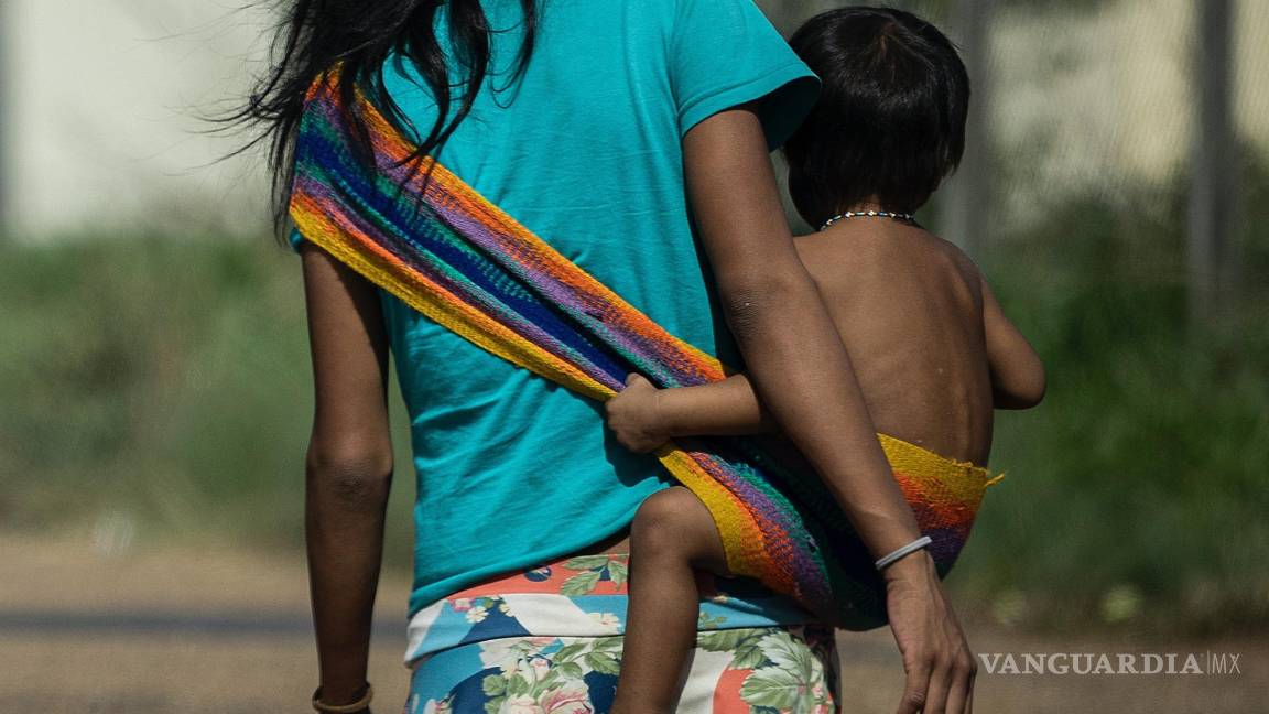 $!Una mujer y un niño indígena del pueblo Yanomami, cerca de la Casa de Saúde Indígena (CASAI) en Boa Vista, en el estado amazónico de Roraima, Brasil.