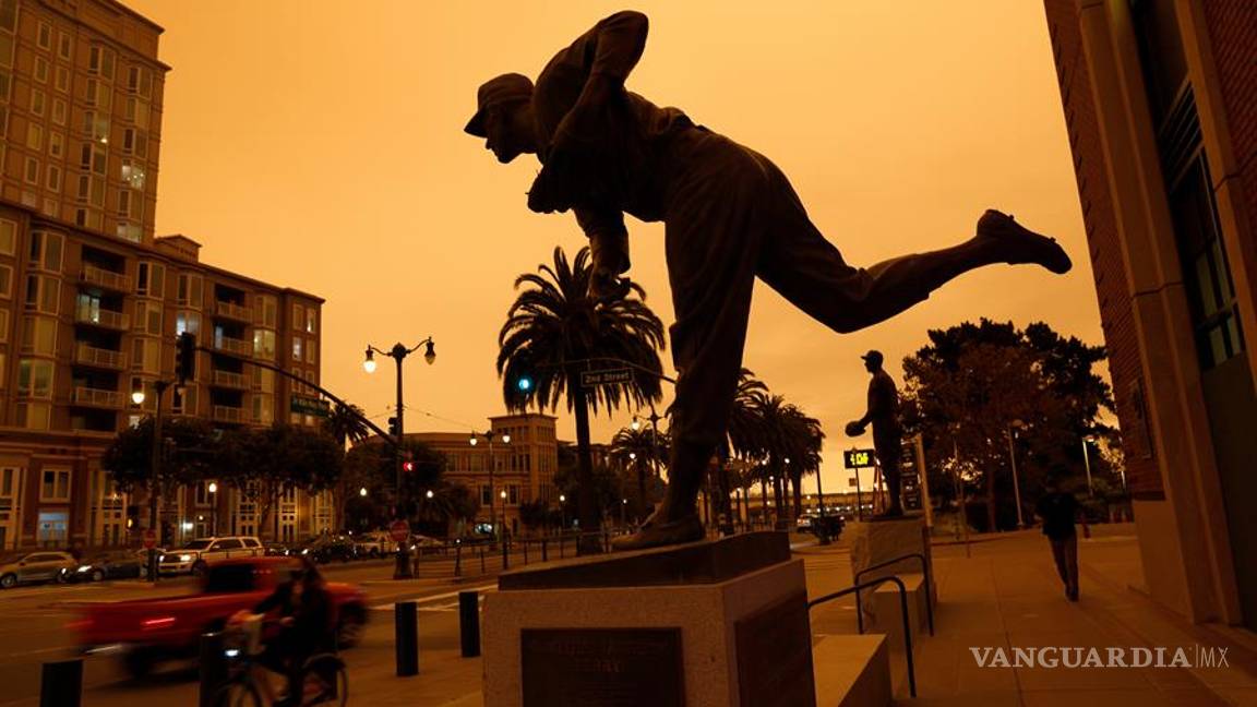 $!Incendios forestales pintan de un color naranja apocalíptico el cielo de San Francisco