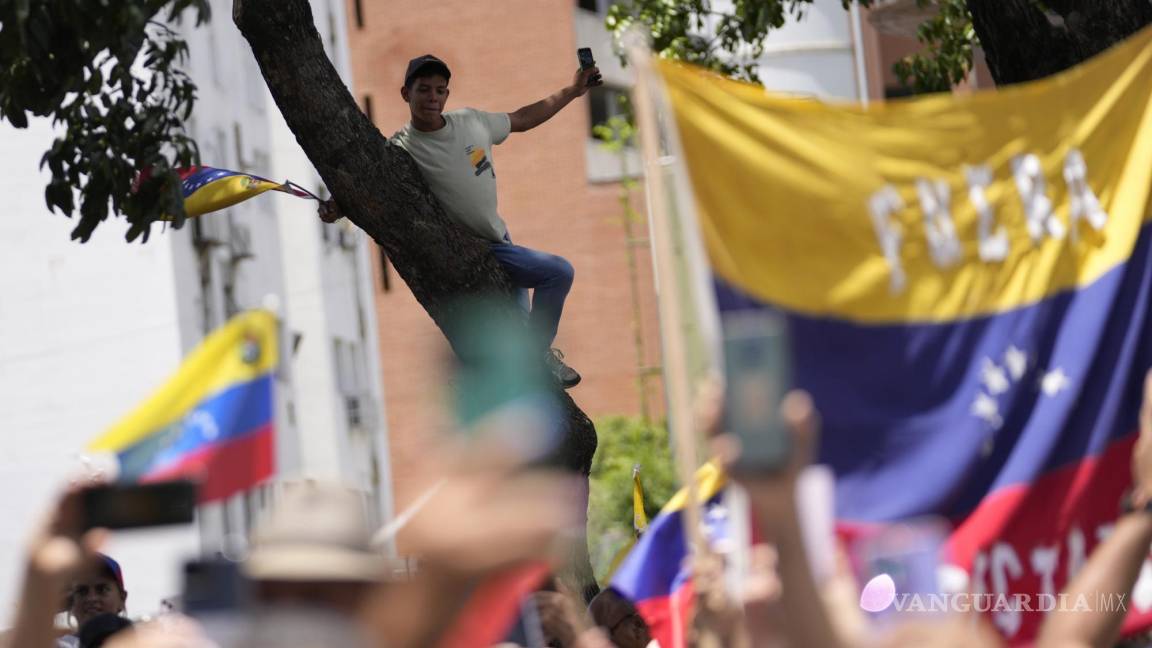 Se manifiestan simpatizantes del gobierno y oposición tras triunfo de Maduro