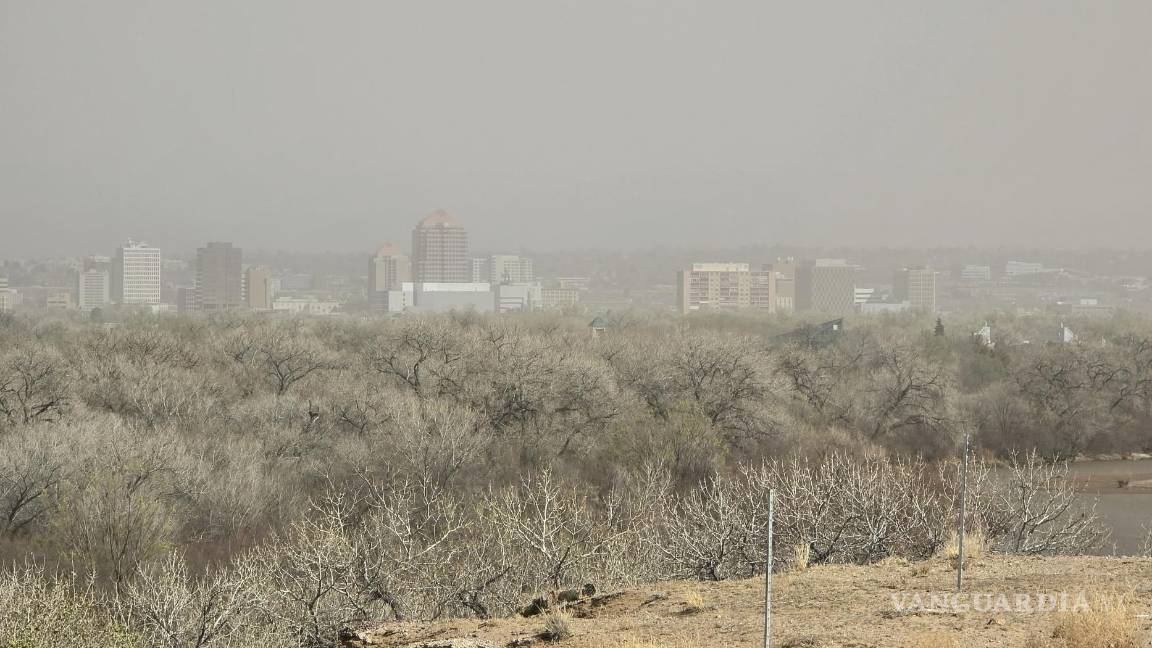$!El polvo cubre los edificios de Albuquerque. Una atmósfera más caliente absorbe más vapor de agua de cuerpos de agua, vegetación y suelo.