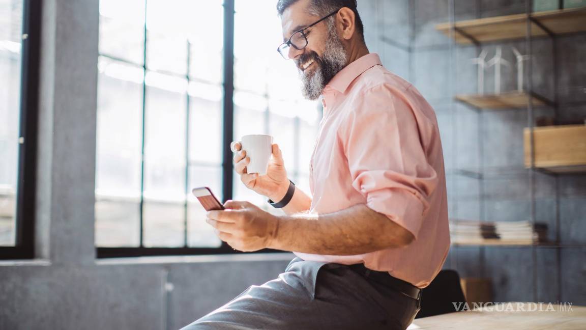 $!Usuario de 'smartphone' conectado a red wifi Powerline.