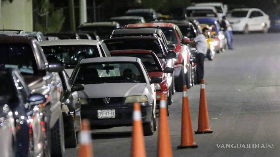 En Saltillo, duermen haciendo filas para alcanzar segunda dosis de vacuna antiCOVID