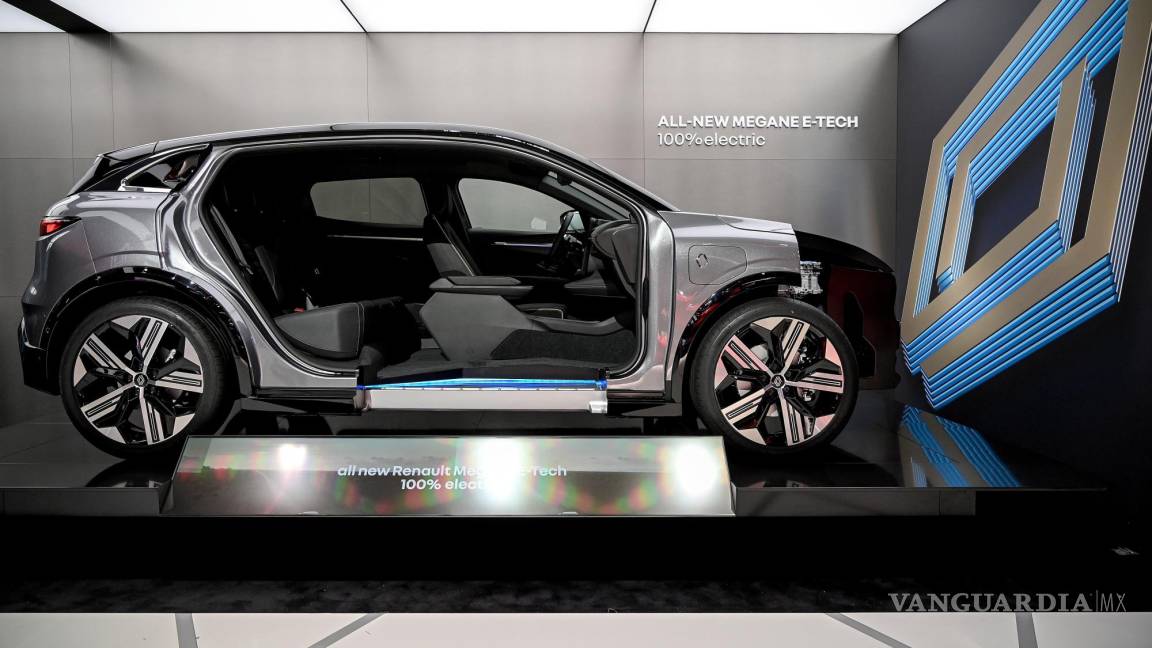 $!El totalmente nuevo Renault Megane E-Tech 100% eléctrico en exhibición en el primer día de vista previa para la prensa del Salón Internacional del Automóvil IAA en Munich, Alemania. EFE/EPA/Sascha Stenbach
