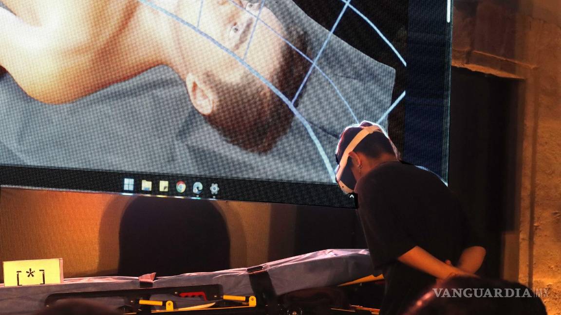 $!En la imagen uno de los estudiantes lleva a cabo la demostración IRT. Aunque en la camilla no hay nadie de forma convencional, el desarrollo permite interactuar con un el paciente como si estuviera ahí. Los avateres pueden ser ajustados por edad, género, síntomas y lo que convenga para innovar el aprendizaje,