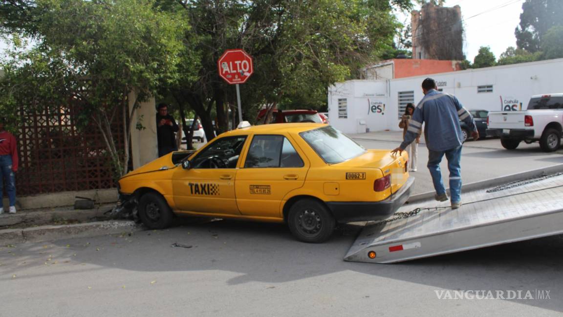 Choca taxi tras obstrucción de señalización al norte de Saltillo
