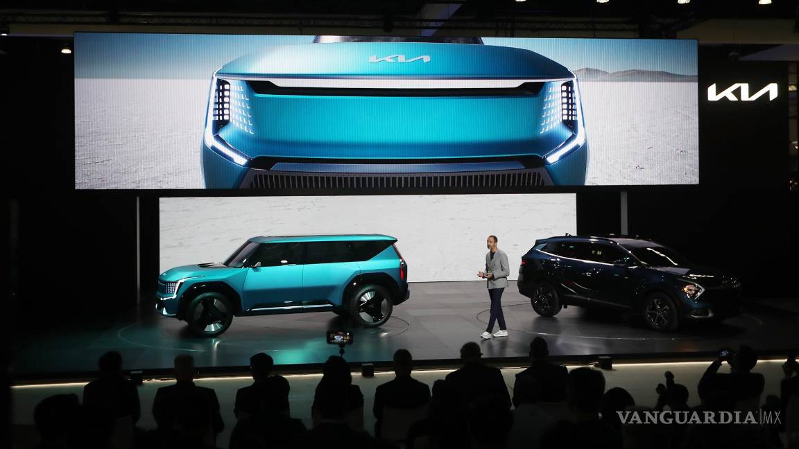 $!El KIA EV9 (L) y EV6 se revelan en Automobility LA en Los Ángeles, California. EFE/EPA/David Swanson