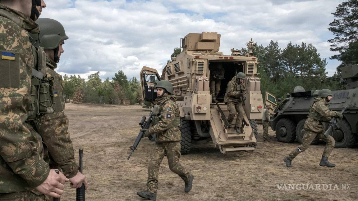 $!Los reclutas del regimiento Azov desembarcan de un vehículo táctico estadounidense durante un entrenamiento cerca de Kiev.