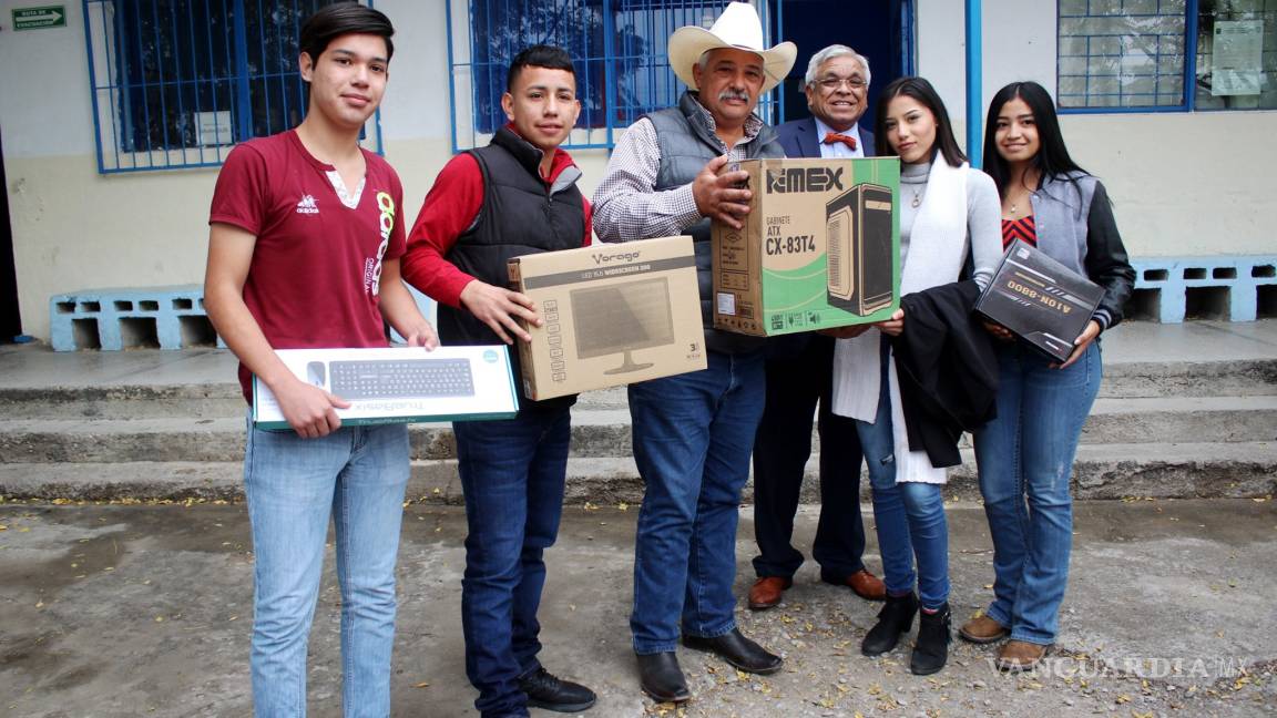 Municipio de Sabinas entrega computadoras a Bachilleres del Norte