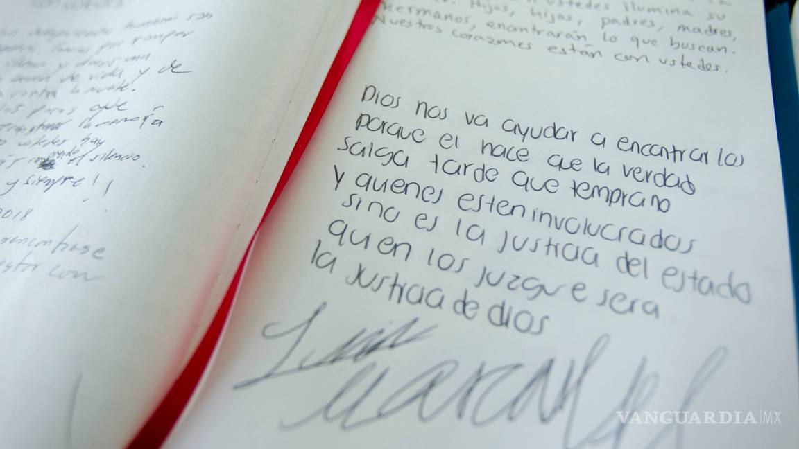 $!Familiares de desaparecidos en Nuevo León, plasman su dolor con exposición de zapatos