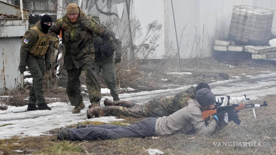 $!Un instructor durante un entrenamiento de civiles en Kiev, Ucrania, el sábado 19 de febrero de 2022.