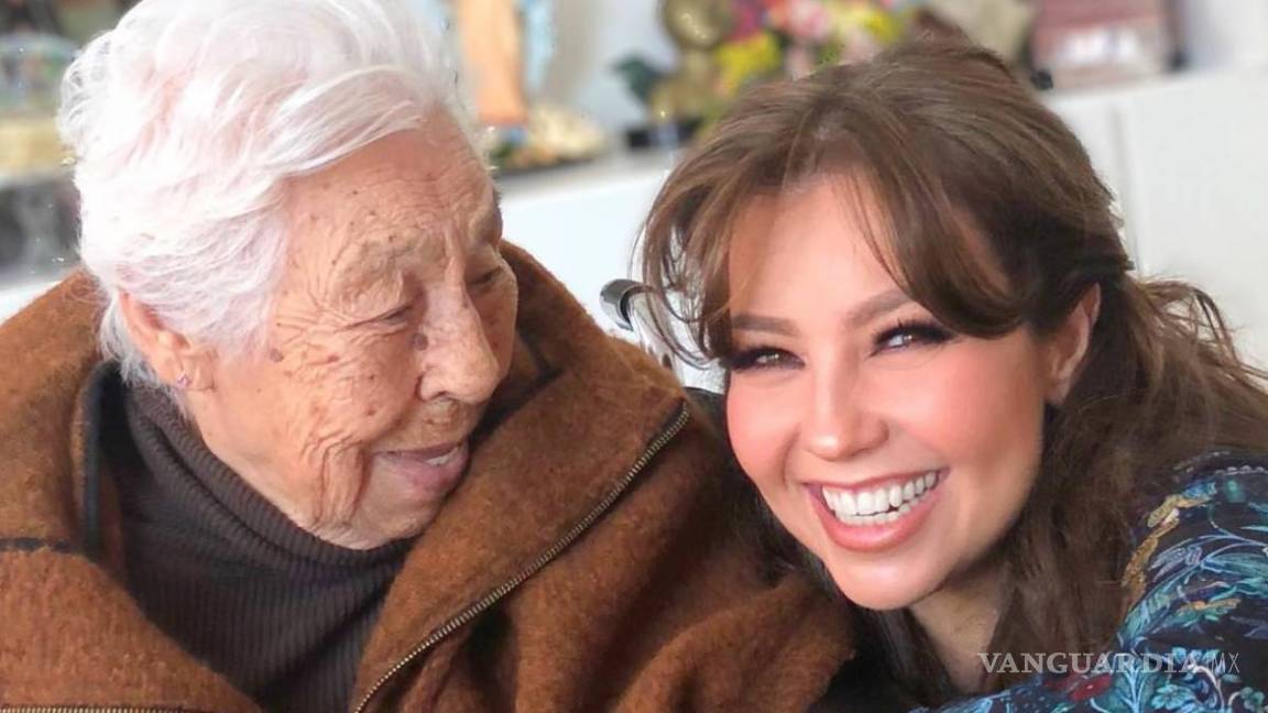 Festeja Thalía los 100 años de su abuela