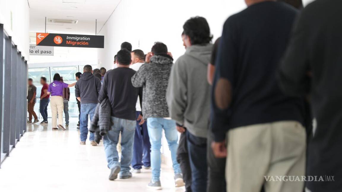 Sentencia juez ‘ilegal’ expulsar migrantes de EU sin permitirles pedir asilo