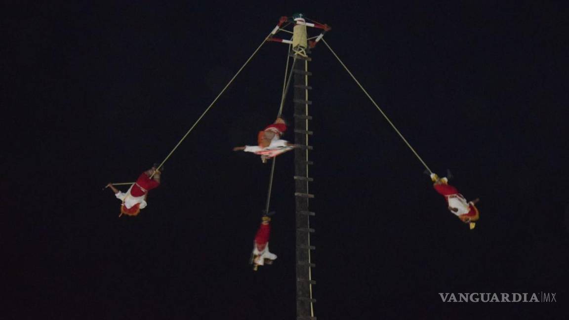 ‘Voladores de Papantla’, un rito de fertilidad que causa asombro en Feria de San Buena