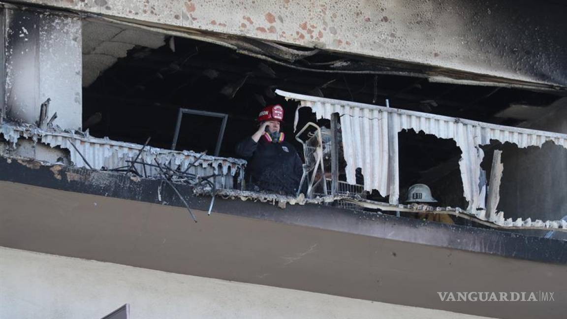 Bomberos logran controlar un incendio en un edificio residencial de 25 pisos en Los Ángeles