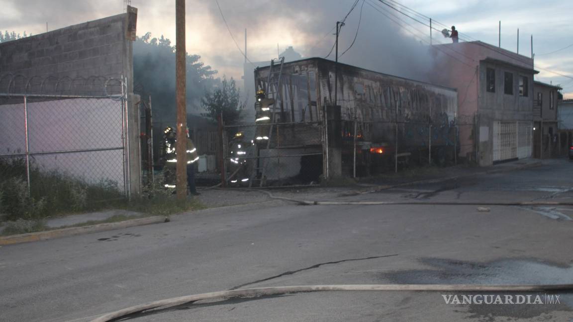 Incendio consume caja de tráiler en la Vista Hermosa, en Saltillo