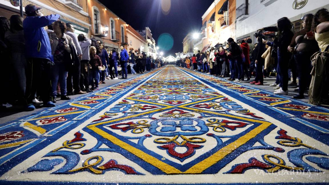 Fieles mexicanos honran a la Virgen de la Caridad con alfombras monumentales en las calles de Huamantla