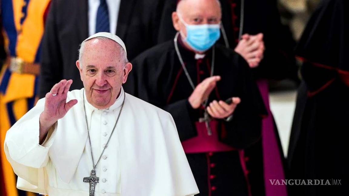 Critican al papa Francisco reanudar las audiencias sin usar cubrebocas