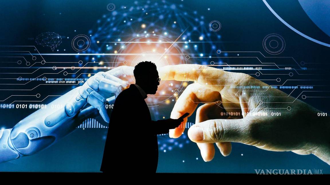 $!Un visitante observa una recreación de 'La Creación de Adán' de Miguel Ángel en la que un humano le da vida a un robot, en el Mobile World Congress en Barcelona.