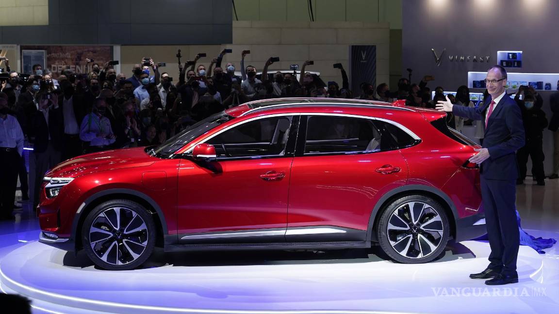$!El director ejecutivo de VinFast, Michael Lohscheller, presenta el nuevo VF e35 EV en el AutoMobility LA Auto Show en Los Ángeles, California. AP/Marcio Jose Sanchez
