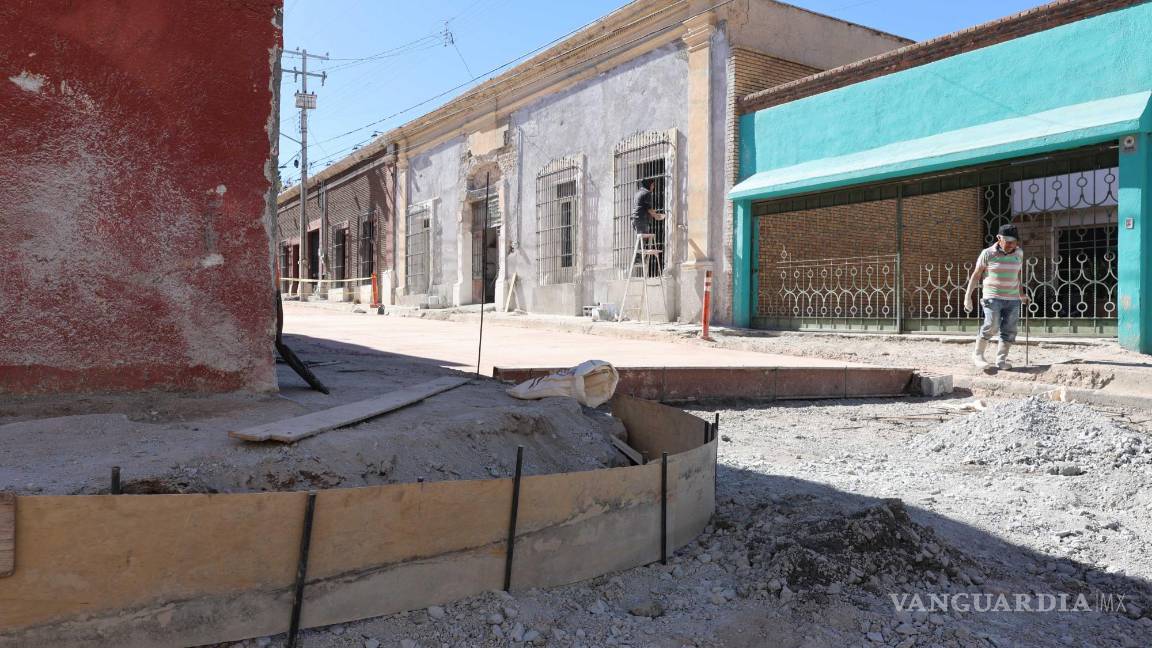 $!A pesar del avance, aún quedan detalles pendientes en las banquetas de algunos tramos de la calle General Cepeda.