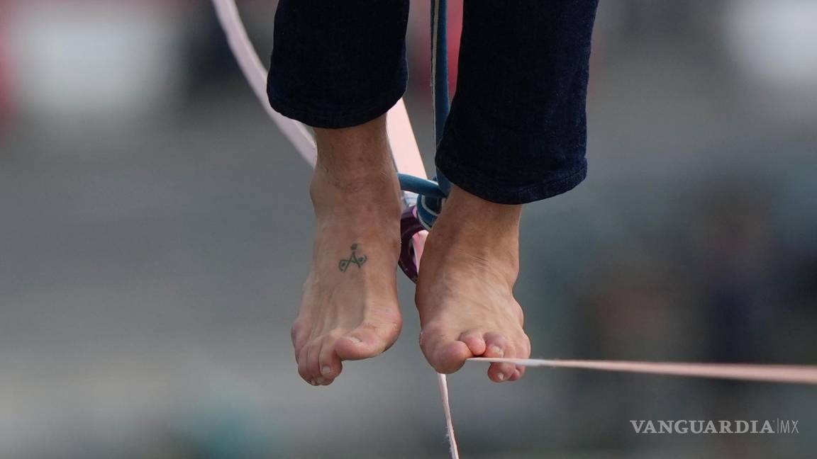 $!El slackliner francés Nathan Paulin actúa por segunda vez en un slackline de 70 metros de altura entre la Torre Eiffel y el Teatro Chaillot al otro lado del río Sena, en París. AP/Francois Mori