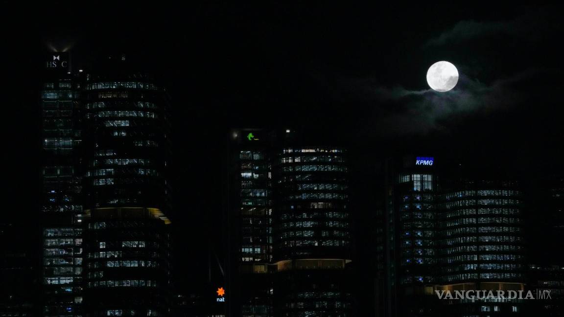 $!Una superluna se eleva sobre el horizonte de Sydney el jueves 14 de julio de 2022.