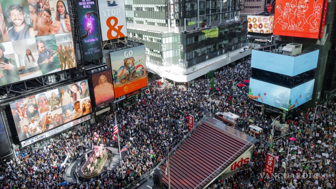 $!Miles de manifestantes llenan Times Square durante una protesta “Sin Reyes” en Nueva York.