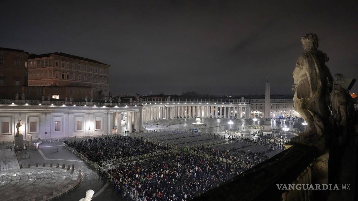 $!Fieles asisten al rezo del rosario por la salud del papa Francisco, en la Plaza de San Pedro del Vaticano, el 24 de febrero de 2025.