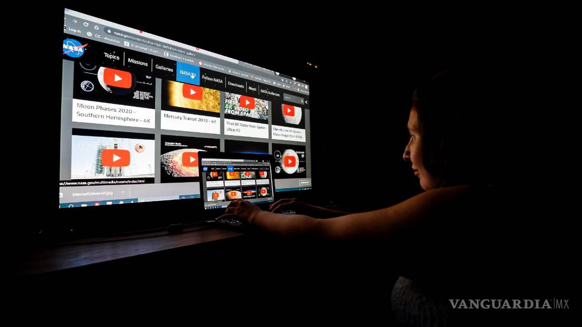 $!Una mujer navega por una página en internet en México. EFE/José Méndez