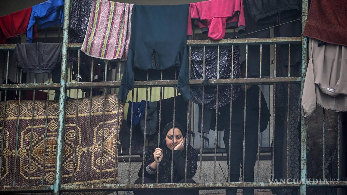$!Una mujer palestina desplazada sentada en un pasillo de una escuela de las Naciones Unidas en la ciudad de Deir Al Balah, en el sur de la Franja de Gaza.