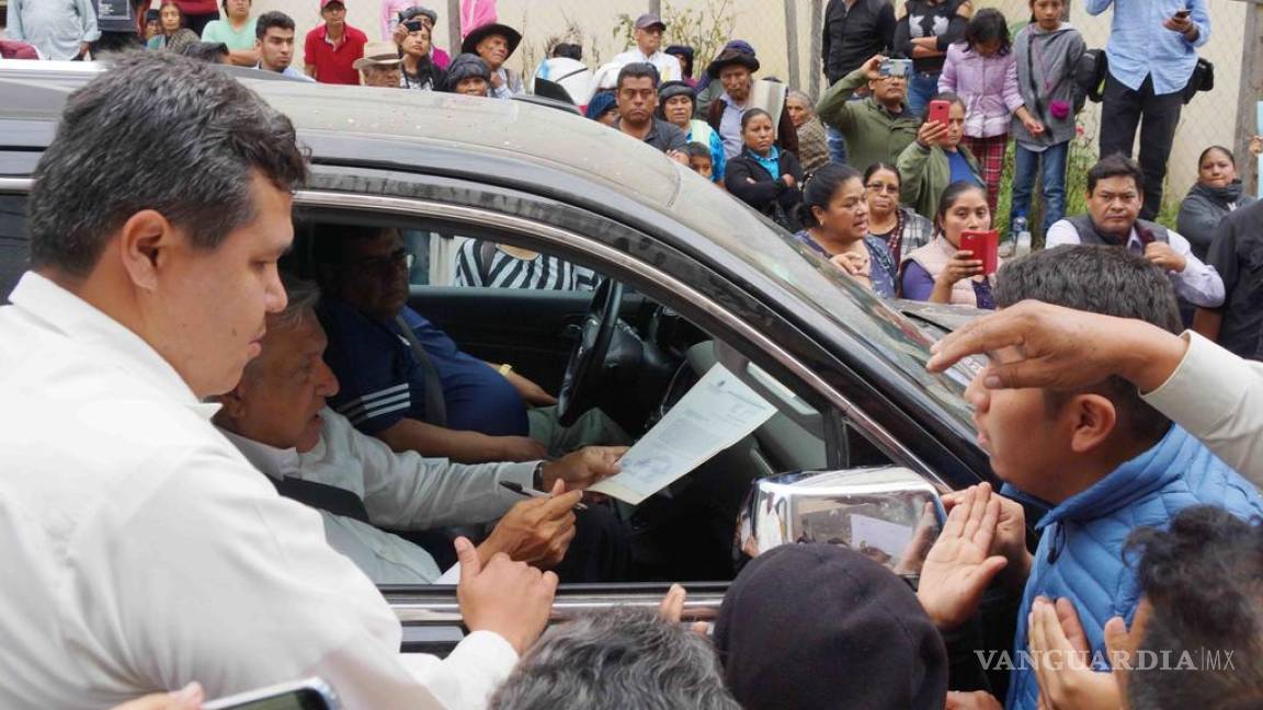 AMLO llega a Oaxaca dándole la mano a manifestantes