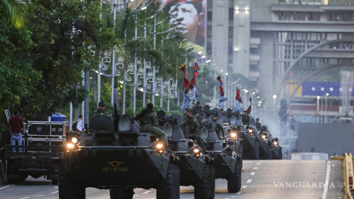 $!Vehículos blindados circulan por una calle durante una marcha organizada por el gobierno en apoyo del presidente, Nicolás Maduro, en Caracas, Venezuela.