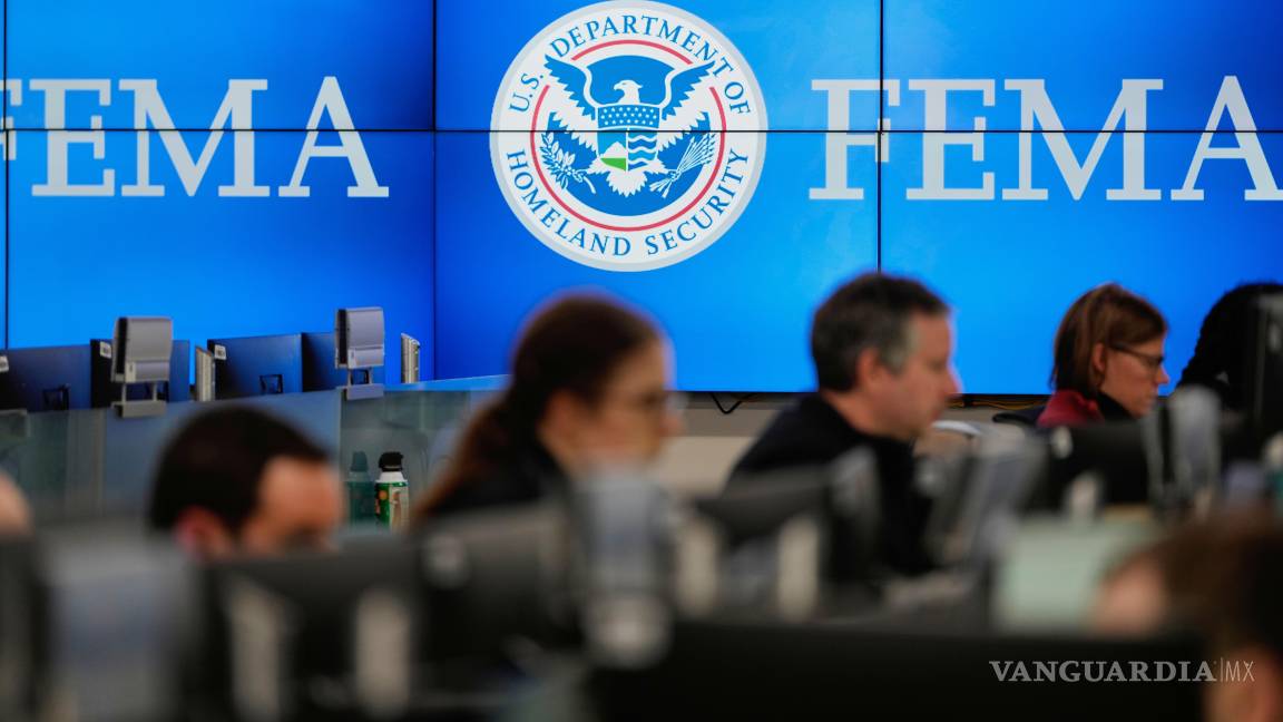 $!Personas trabajan en la sede de la Agencia Federal para el Manejo de Emergencias (FEMA) en Washington.