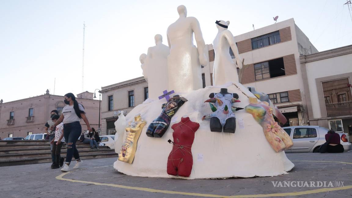 $!Realizan ‘Antimonumenta’ para denunciar la violencia de género en el 8M