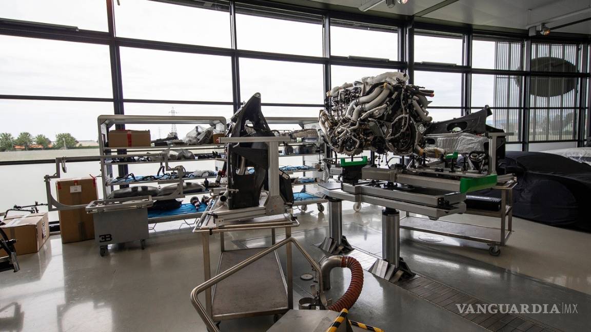 $!Bugatti fabrica el Chiron número 200 y lo celebra con un modelo especial