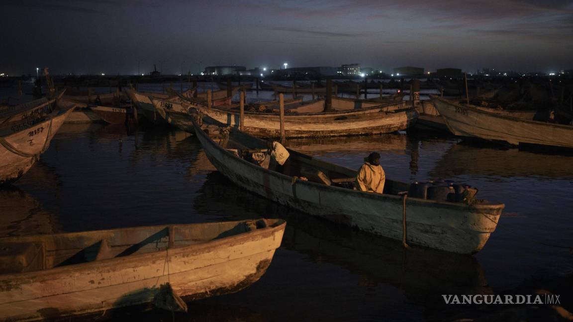 $!Pescadores regresan tras un día de trabajo en el mar en una piragua, una embarcación tradicional de pesca, al puerto de Nuadibú, en Mauritania.