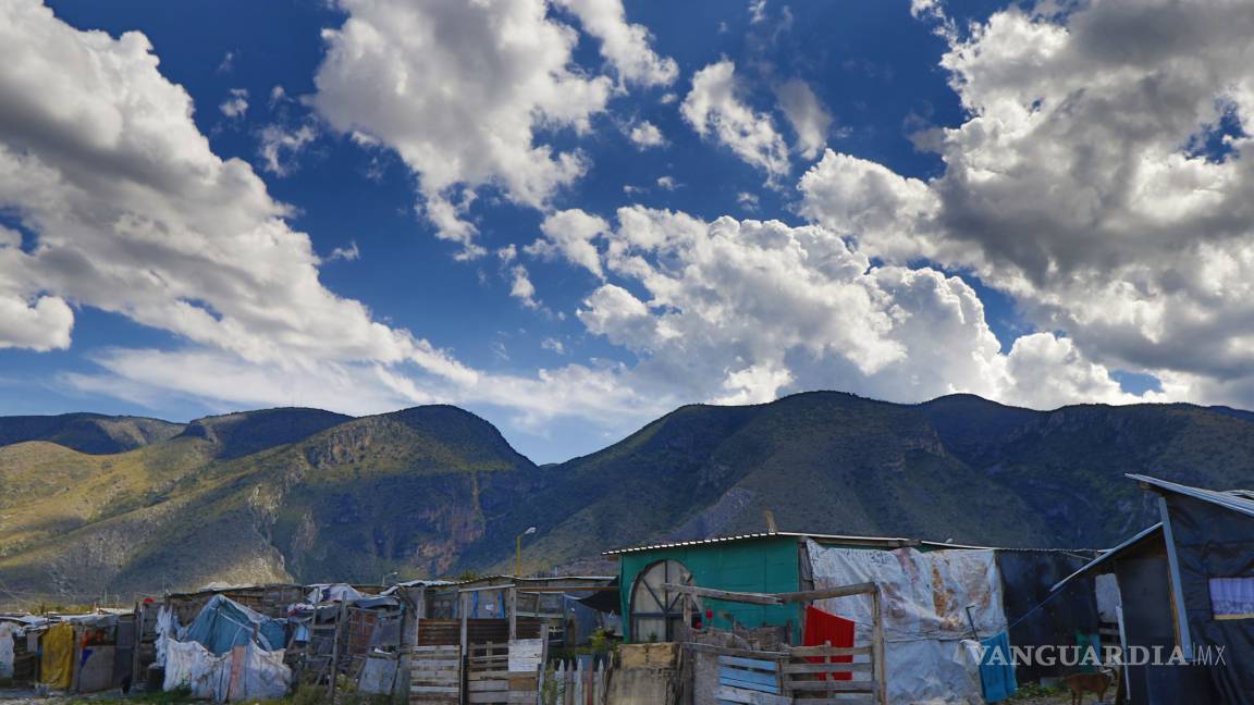 $!La cruda realidad en Saltillo; así viven el frío decenas de familias en tejabanes de madera