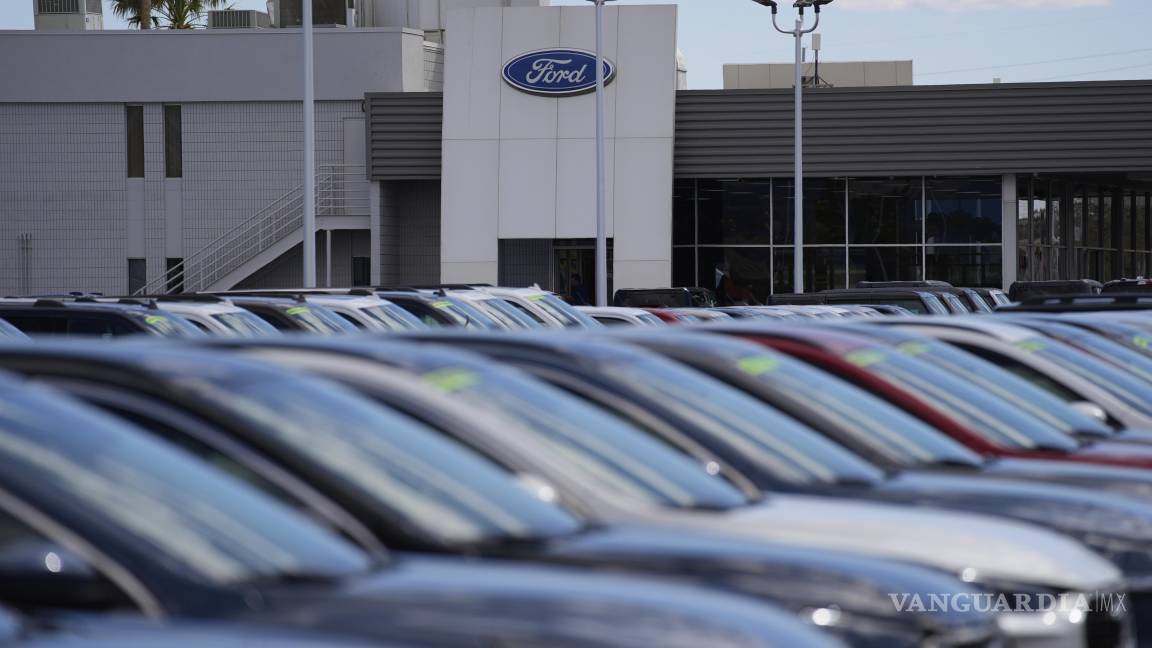 $!Tras la rebaja de ventas de Goldman Sachs, las acciones de Ford y General Motors (GM) cayeron alrededor del 5 % en los mercado.