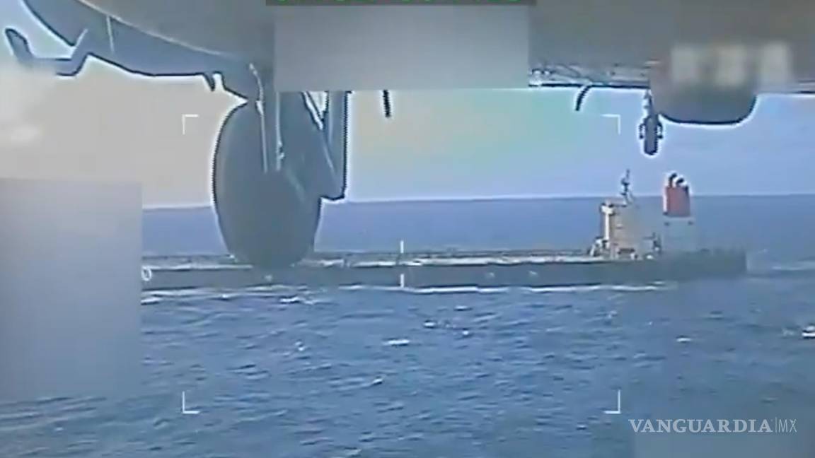 $!Imagen de video publicado en la cuenta X de Pam Bondi, que muestra a un helicóptero estadounidense acercándose al petrolero para ser incautado.