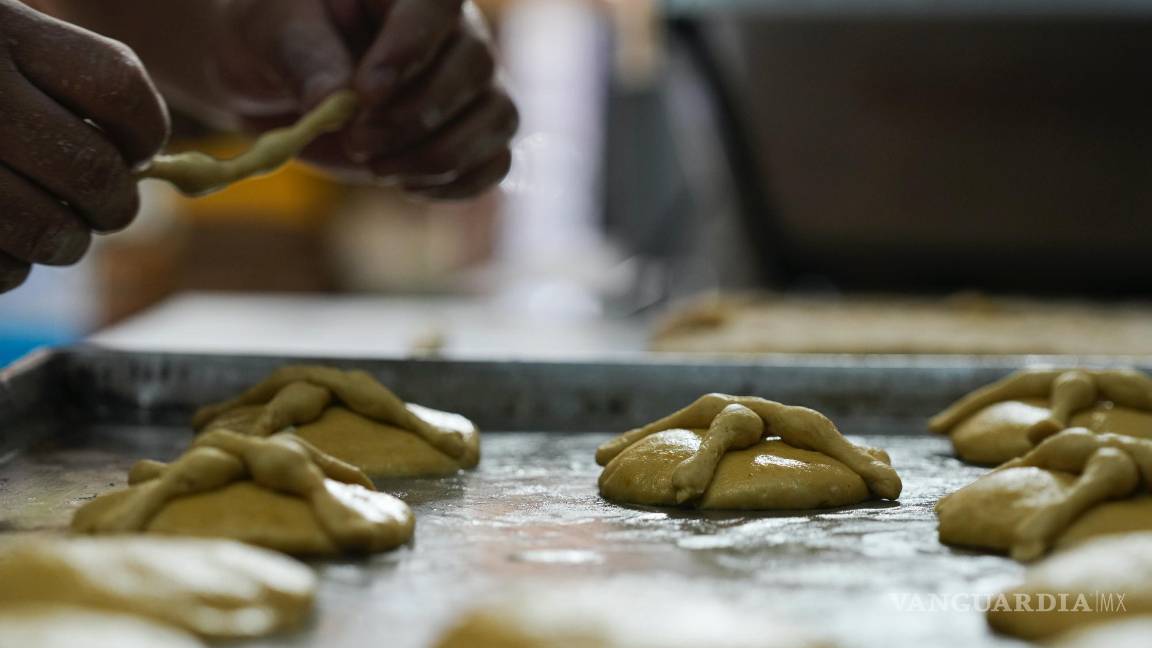$!Víctor Silverio prepara pan de muerto, tradicional para el Día de los Muertos en México, en una panadería del barrio de San Rafael de la Ciudad de México.