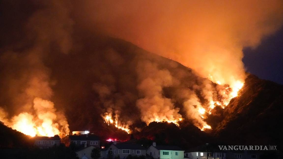 Tres incendios forestales tienen cercado a Los Ángeles y amenazan a más de 5 mil viviendas