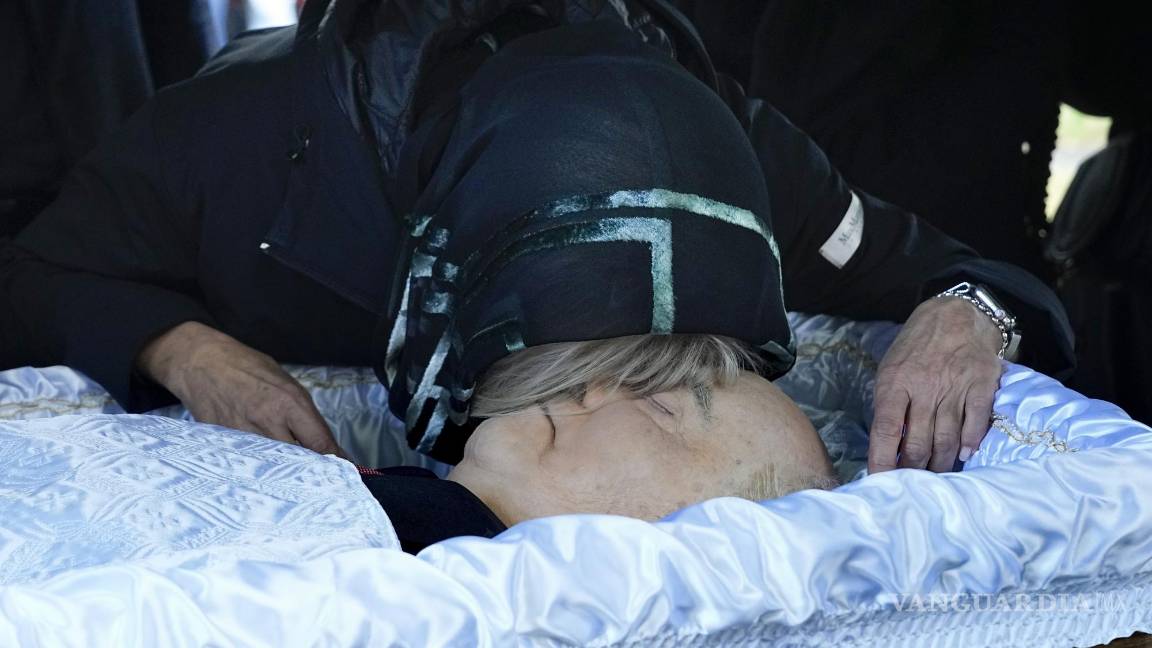 $!Irina Virganskaya, hija del expresidente soviético Mijaíl Gorbachov, se despide de él por última vez durante su funeral.