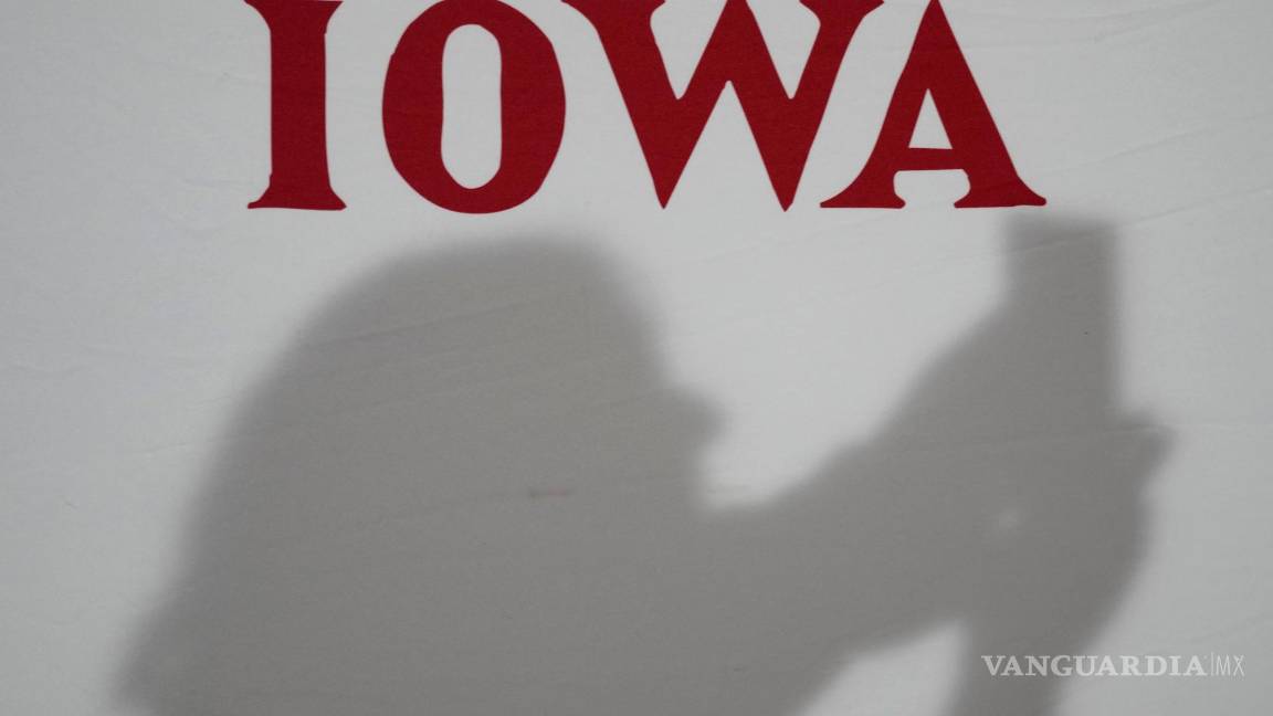 $!Una persona toma una foto mientras espera la llegada del candidato presidencial republicano, el gobernador de Florida Ron DeSantis, en West Des Moines, Iowa.