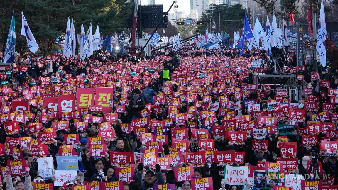 $!Manifestantes muestran pancartas con la frase juicio político Yoon Suk Yeol durante una protesta contra el presidente surcoreano en Seúl, Corea del Sur.