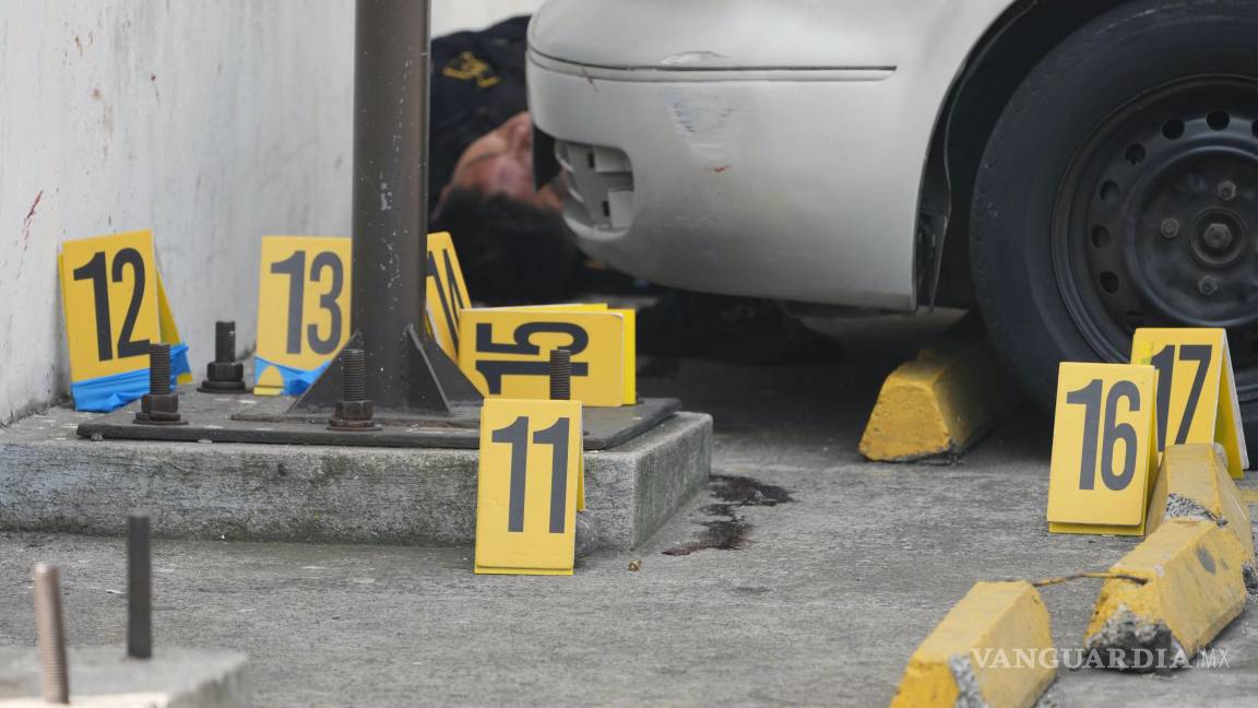 $!Marcadores de evidencia se encuentran en la escena donde agentes de policía fueron asesinados en Villanueva, en las afueras de Ciudad de Guatemala.