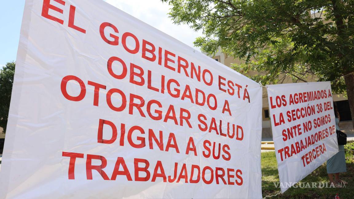 $!Maestros jubilados se manifestaron frente al servicio médico de la Sección 38.