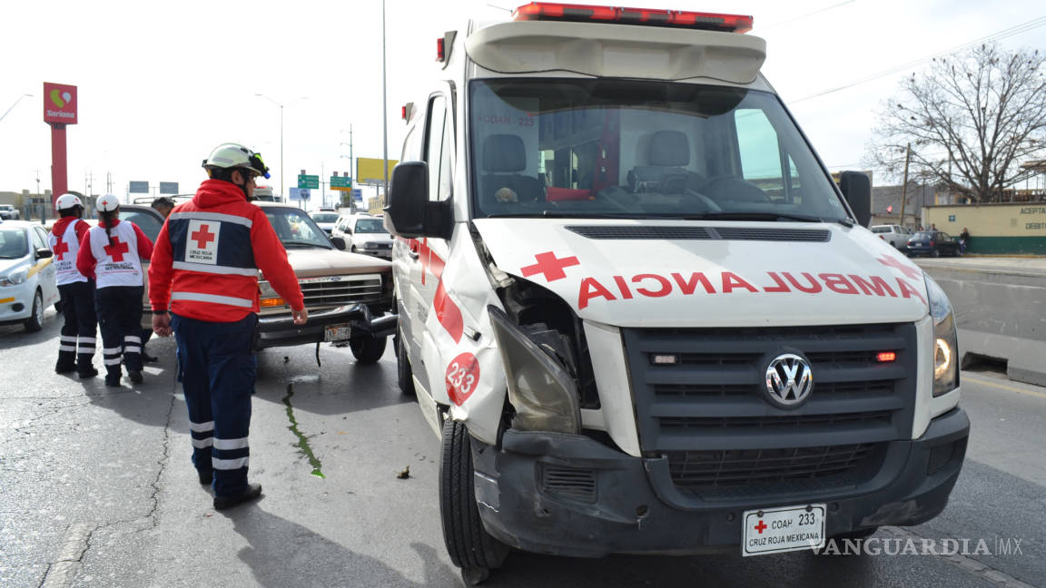 Ni las sirenas evitaron choque; sufre ambulancia serios daños