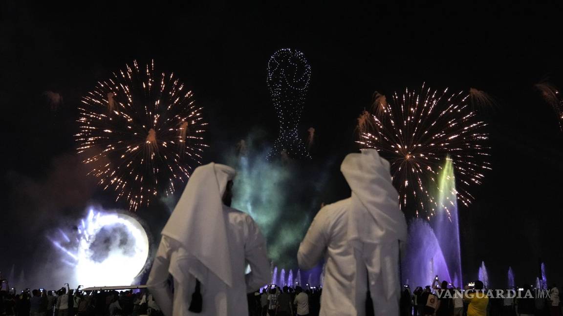 $!Ciudadanos de Qatar observando los fuegos artificiales durante un partido.