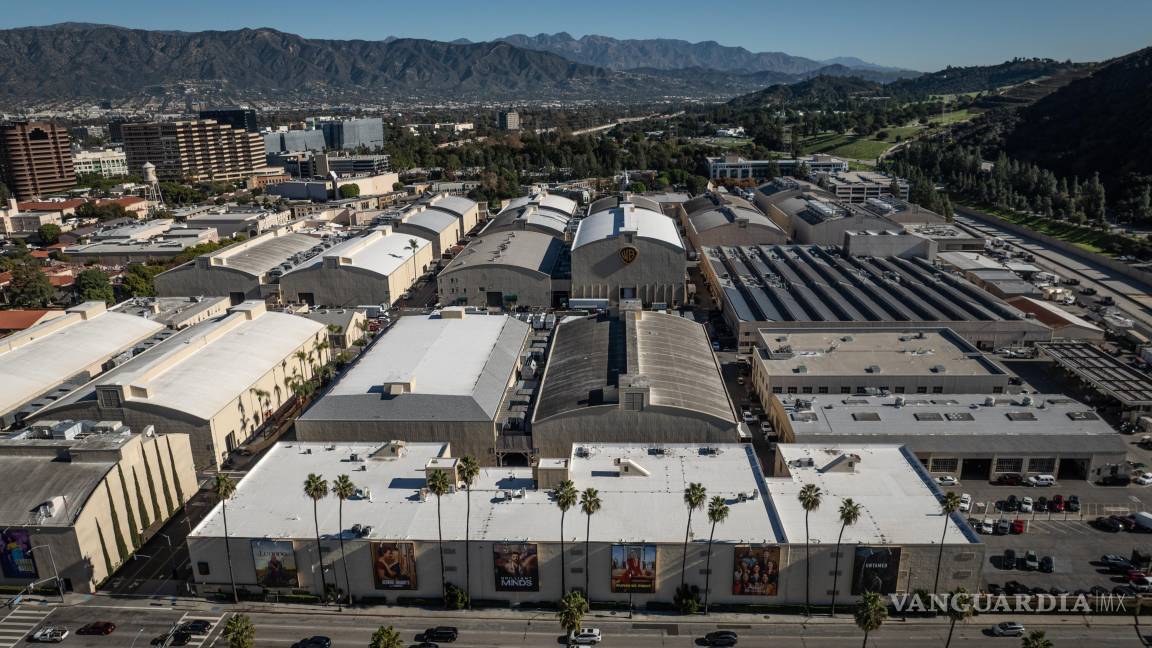 $!Una vista aérea muestra los estudios Warner Bros. en Burbank, California.
