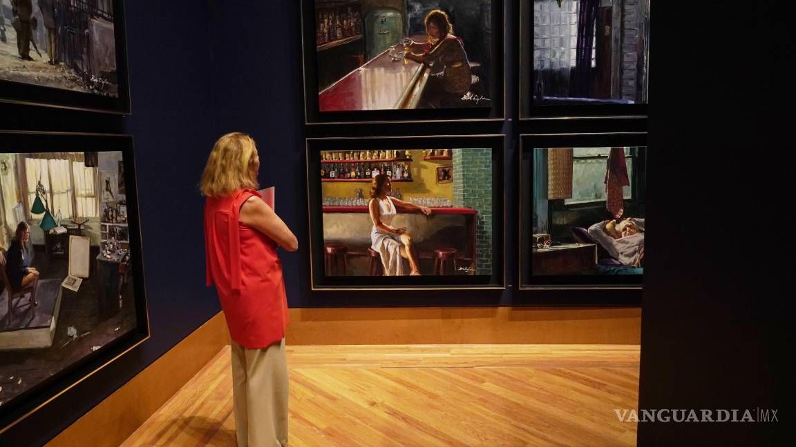 $!Jordana Pomeroy, directora del Museo de Arte Patricia &amp; Phillip Frost, observa una nueva serie de pinturas llamada “Deep Focus” de Bob Dylan. AP/Marta Lavandier